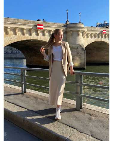La modèle mesure 1m68 et porte un S