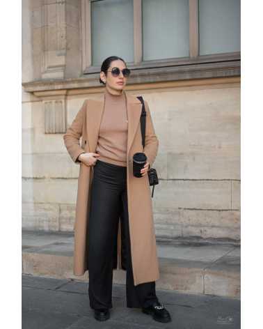 La modèle mesure 1m71 et porte un M